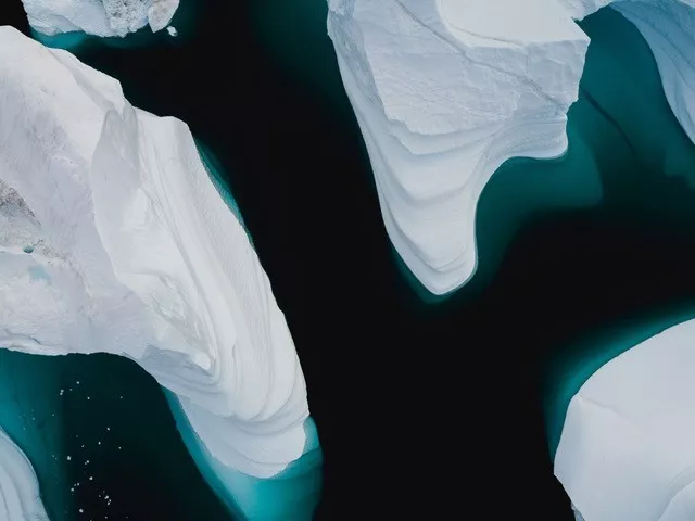 Picture of melting icebergs 